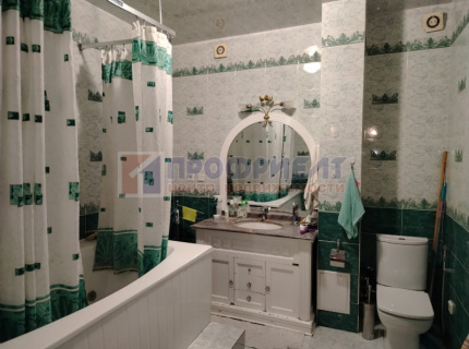 Продам четырехкомнатную (и более) квартиру